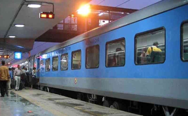 ट्रेनों पर 1 मार्च से नहीं लगेगा आरक्षण चार्ट, पेपरलेस होने की तरफ बढ़ाया एक और कदम