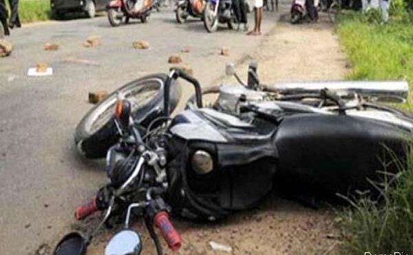 चमत्कार: एक्सीडेंट में मांबाप गिरे पर बच्ची को बिठा कर चलती रही बाइक