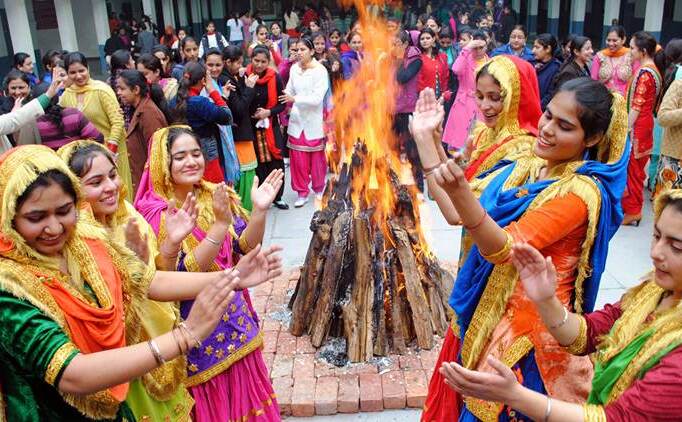 Lohri 2018: अग्नि को अर्पित की जाती है गजक और रेवड़ी, भगवान से है सीधा संबंध