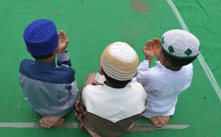 देशभर में धूमधाम से मनाई जा रही है ईद, प्रधानमंत्री और राष्ट्रपति ने दी बधाई