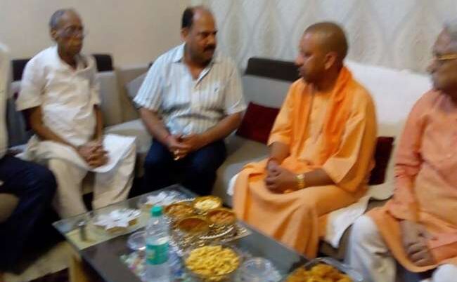 वाराणसी में प्रबुद्धजनों से मिले सीएम योगी आदित्यनाथ, गाय को खिलाया चारा