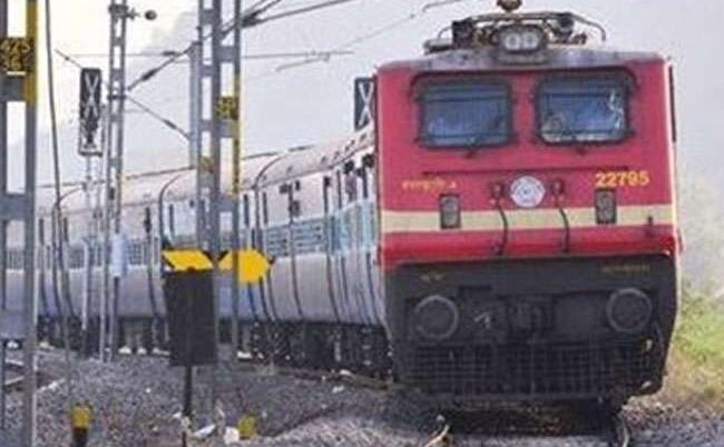 100 किलोमीटर की रफ्तार से गुजर रही ट्रेन से दो साल की बच्‍ची को फेंका