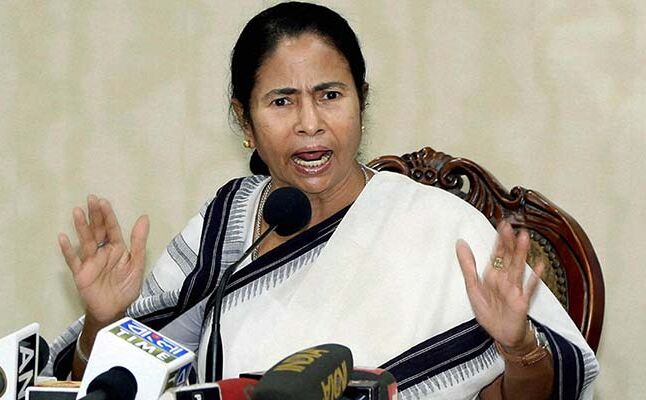 ममता बनर्जी की सुरक्षा में सेंध, पैर छूने के बहाने मंच पर पहुंची दो लड़कियां