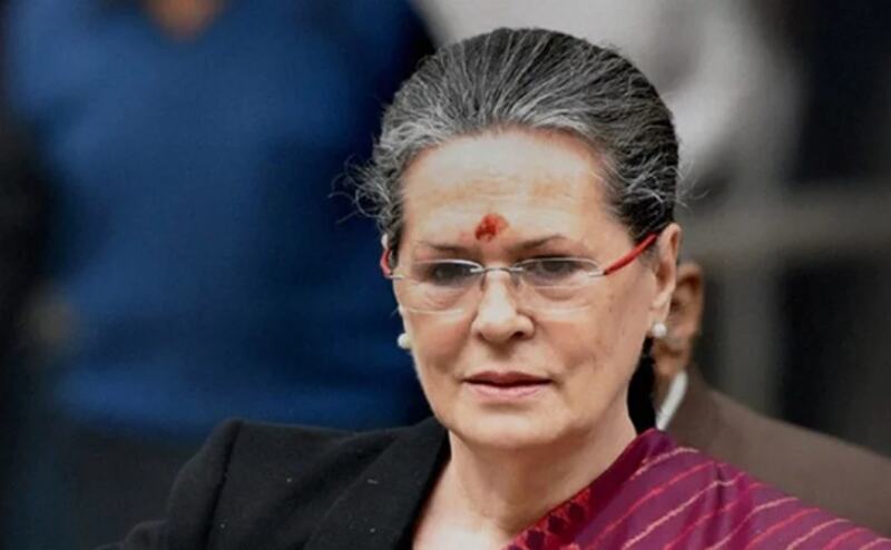 गोवा में छुट्टियां मना रहीं सोनिया गांधी, मसाला डोसा के लिए करती दिखीं इंतजार