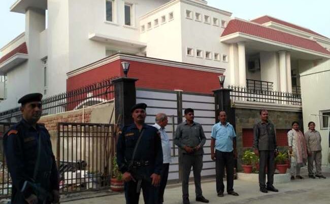 मुलायम सिंह नए आशियाना में पहुँचे, अखिलेश के आवास में तोडफ़ोड़ का आकलन शुरू