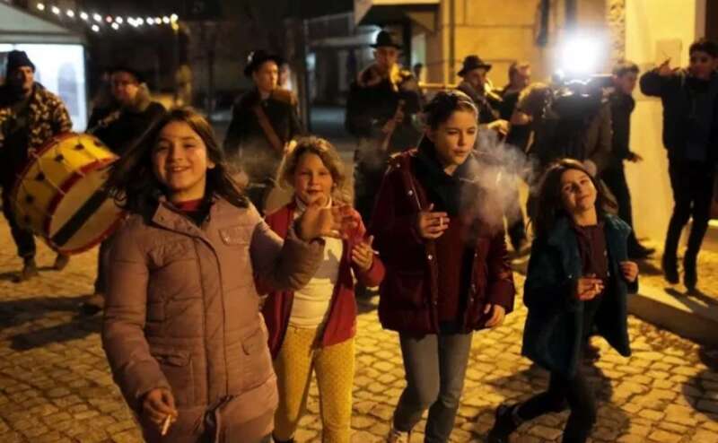 यहां शौक से छोटे-छोटे बच्चों को पिलाई जाती है सिगरेट, वजह जानकर चौंक जाएंगे