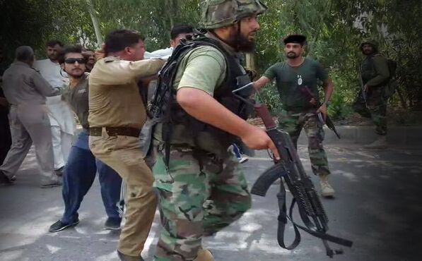 बीच सड़क पर भीड़ गए पुलिस और सेना के जवान, जमकर चले लात-घुसे: देखिए वीडियो