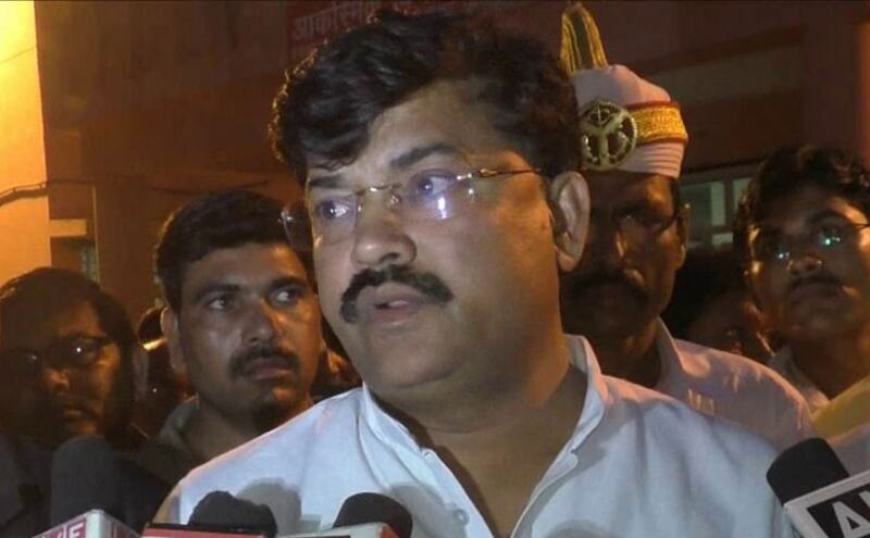 अधिकारीयों को उल्टा लटका दूंगा: बीजेपी मंत्री