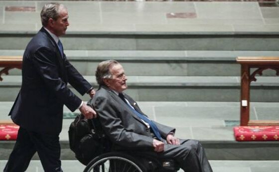 US राष्ट्रपति जॉर्ज डब्ल्यू बुश हुए पत्नी के निधन के बाद अस्पताल में भर्ती