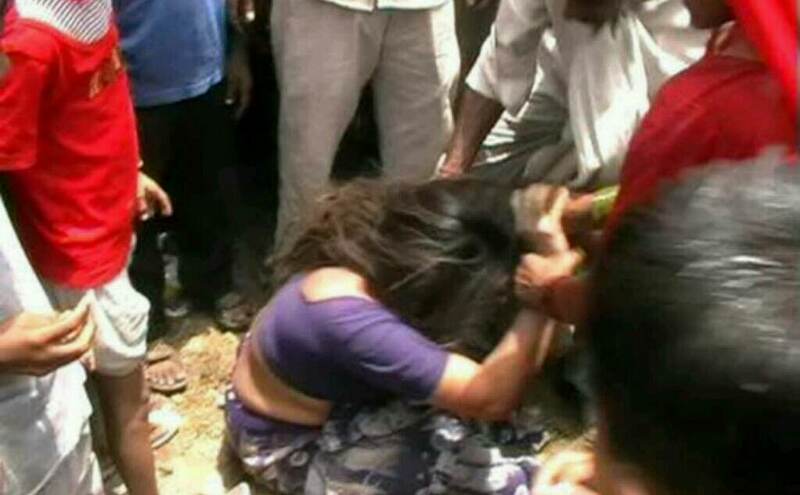 बेटी हुई तो पति ने सड़क पर नंगा कर पीटा