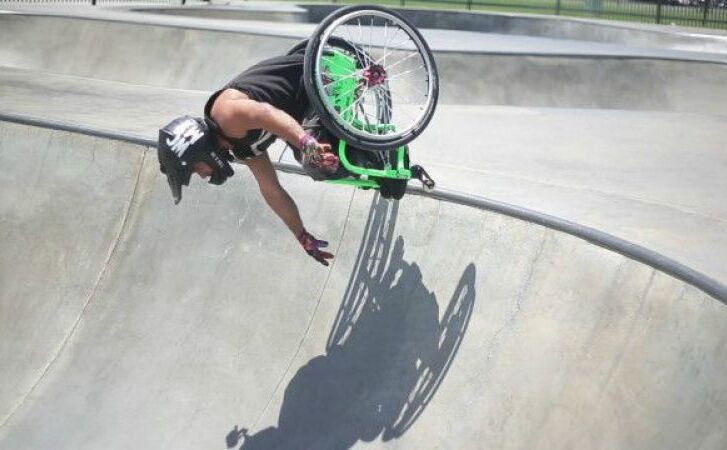 व्हीलचेयर के साथ शख्स करता है ऐसा कारनामा, देखकर आँखें मूँद लेंगे