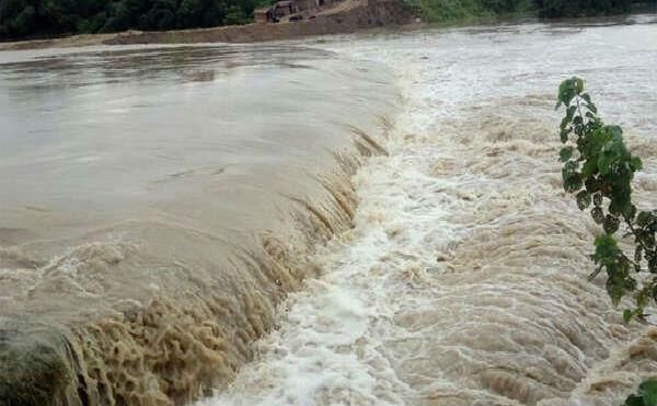 राप्ती नदी खतरे के निशान से ऊपर, संपर्क मार्ग कटा आवागमन ठप