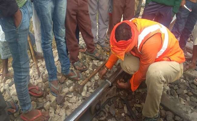 जौनपुर में पलटने से बची देहरादून-हावड़ा एक्सप्रेस, टूटी मिली पटरी