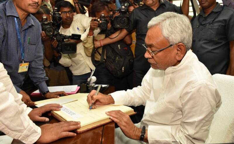 बिहार: विधान परिषद के निर्वाचित सदस्यों के साथ नीतीश ने ली शपथ