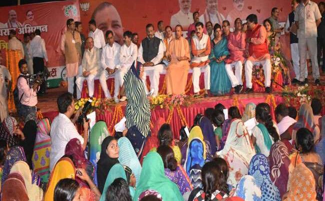 देर रात प्रतापगढ़ में मुख्यमंत्री योगी अादित्यनाथ की चौपाल में छलका ग्रामीणों का दर्द