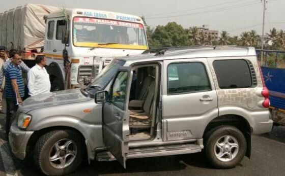 सड़क हादसे में बाल-बाल बचे तोगड़िया, ट्रक ने मारी कार को टक्कर