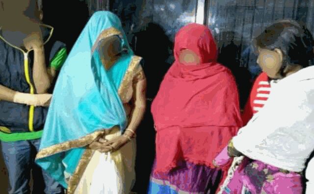 आधी रात को घर से चीखती निकली लड़की, फिर जो हुआ उससे लोग भी रह गए हैरान