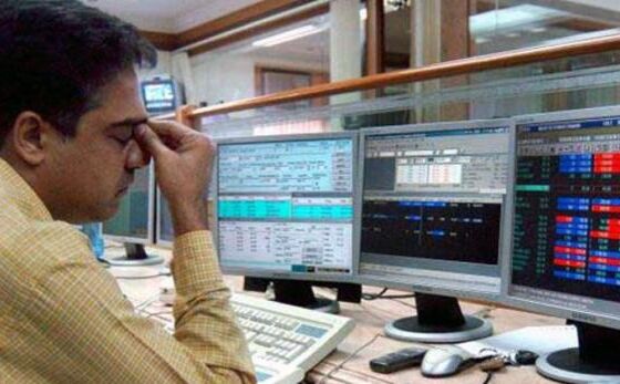 बजट के बाद शेयर बाजार में बड़ी गिरावट, सेंसेक्स 300 अंक गिरकर धड़ाम