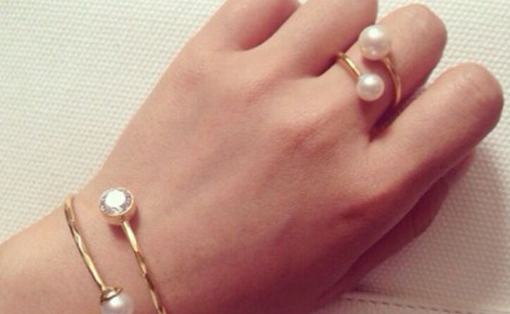 भूलकर भी इस राशि वाले लोग न पहनें मोती की अंगूठी, गंवा बैठेंगे भाग्य
