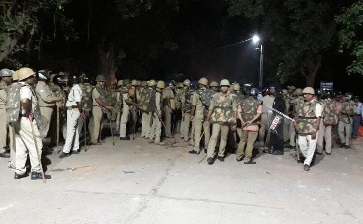 बीएचयू में देर रात बवाल : पेट्रोल बम चले, फायरिंग हुई, पुलिस बूथ और बाइकें फूंकीं बीएचयू में देर रात बवाल : पेट्रोल बम चले, फायरिंग हुई, पुलिस बूथ और बाइकें फूंकीं