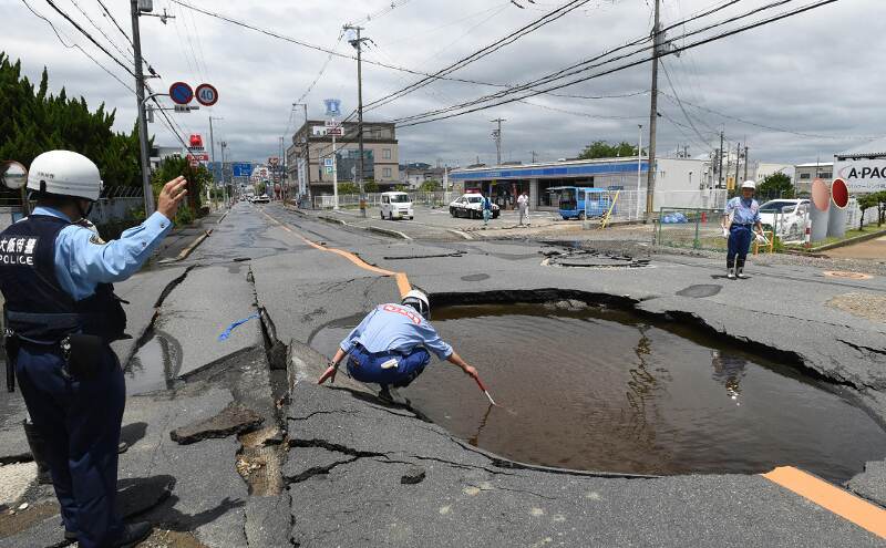 जापान में भूकंप से तीन की मौत, 300 जख्मी, 80 उड़ानें रद, लाखों लोग अंधेरे में रहने को मजबूर