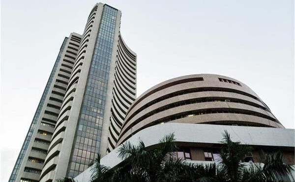 सेंसेक्स 100 अंक से ज्यादा की गिरावट के साथ बंद, आईटी शेयर्स में हुई मुनाफावसूली