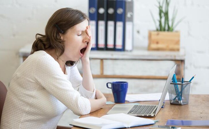 अगर ऑफिस में काम करने में नहीं लगता है आपका मन, तो अपनाएं ये उपाय