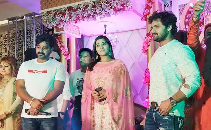 जब पवन सिंह और खेसारीलाल के बीच फंसी काजल राघवानी, VIDEO में देखिए क्या हुआ एक्ट्रेस का हाल