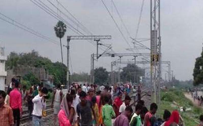 कामाख्या एक्सप्रेस की चपेट में आए तीन लोग, दर्दनाक मौत कामाख्या एक्सप्रेस की चपेट में आए तीन लोग, दर्दनाक मौत