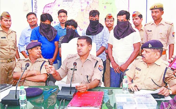 मथुरा से IPL में सट्टा लगाते तीन गिरफ्तार, पुलिस ने बरामद की नकदी... मथुरा से IPL में सट्टा लगाते तीन गिरफ्तार, पुलिस ने बरामद की नकदी...