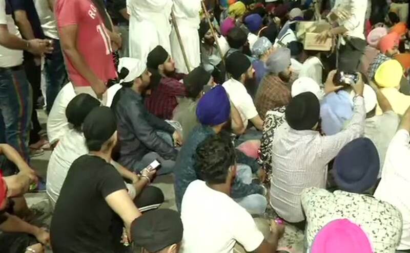 सिख पिता-पुत्र की पिटाई में दो ASI समेत तीन निलंबित, सिखों ने घेरा थाना सिख पिता-पुत्र की पिटाई में दो ASI समेत तीन निलंबित, सिखों ने घेरा थाना