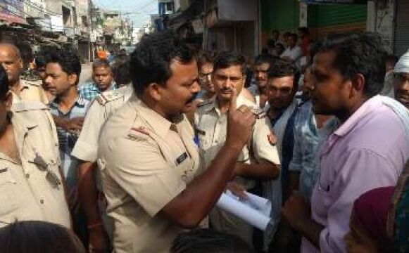 मथुरा में ट्रिपल मर्डर से सनसनी, पूर्व प्रधान सहित तीन लोगों की गोली मारकर हत्या मथुरा में ट्रिपल मर्डर से सनसनी, पूर्व प्रधान सहित तीन लोगों की गोली मारकर हत्या