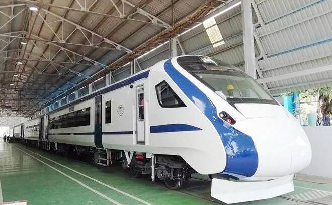 मुरादाबाद पहुंची Train-18, कल से इस रूट पर 8 दिन तक दौड़ेगी