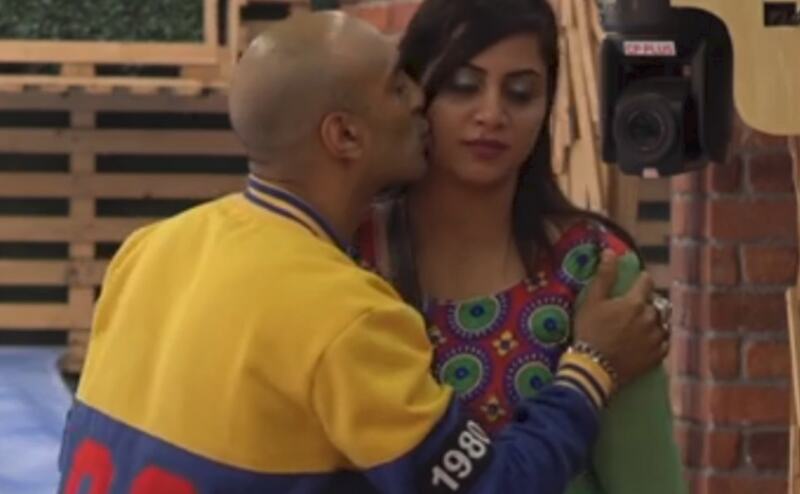 Bigg Boss 11: आकाश और शिल्पा के Kiss पर अर्शी खान का बड़ा खुलासा, हिना की भी खोली पोल