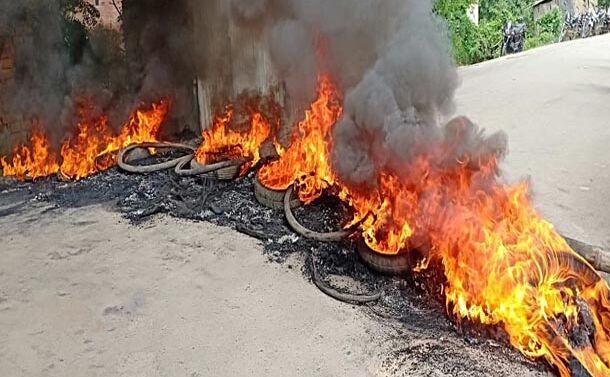 दर्दनाक: करंट से सड़क पर तड़पकर झुलसे चार युवक, तीन की मौत; भड़का बवाल दर्दनाक: करंट से सड़क पर तड़पकर झुलसे चार युवक, तीन की मौत; भड़का बवाल