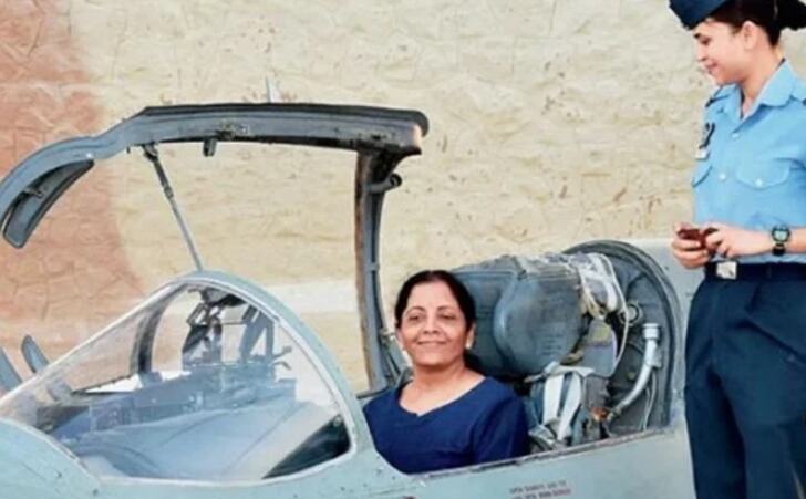 पहली महिला मंत्री होंगी सीतारमण, फाइटर प्लेन सुखोई 30MKI में भरेंगी उड़ान