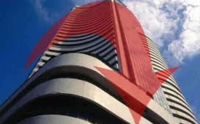 सेंसेक्स 73 अंक गिरकर 35548 पर, निफ्टी 10800 से नीचे बंद