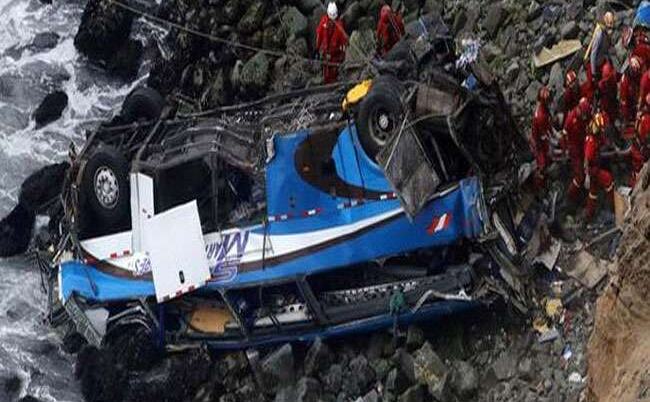 पेरू के अरेक्विपा क्षेत्र में बस दुर्घटना में 44 लोगों की मौत