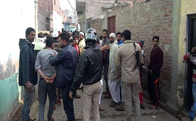 बागपत में सांप्रदायिक बवाल, पथराव व फायरिंग में दो सिपाही समेत 11 घायल