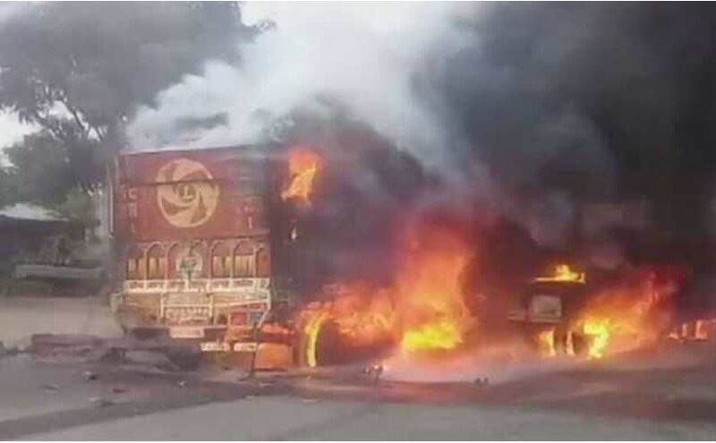 अमेरिका में ट्रक और यात्री वाहन में टक्कर, 7 की मौत