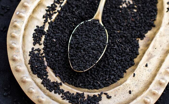 त्वचा में गोरा निखार लाने के लिए लगाएं कलौंजी और दूध का फेस पैक