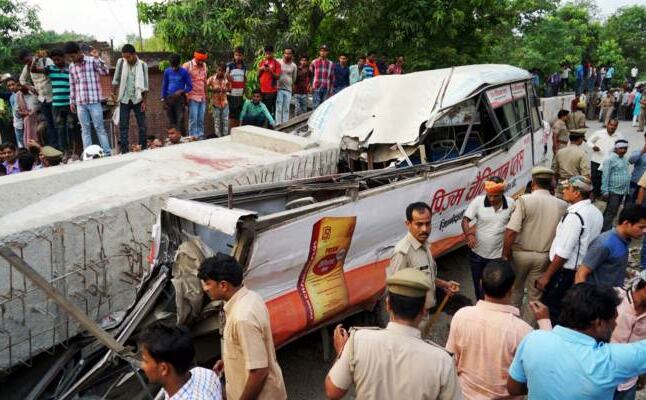 वाराणसी में फ्लाईओवर हादसे की जांच करने पहुंची टीम, 48 घंटे में देनी है रिपोर्ट