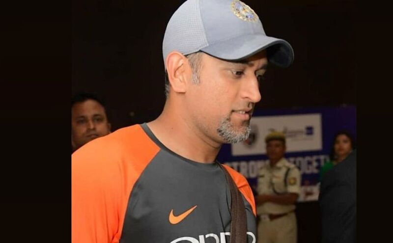 मैदान पर उतरने से पहले ही सोशल मीडिया में इस वजह से छा गए हैं महेंद्र सिंह धोनी मैदान पर उतरने से पहले ही सोशल मीडिया में इस वजह से छा गए हैं महेंद्र सिंह धोनी