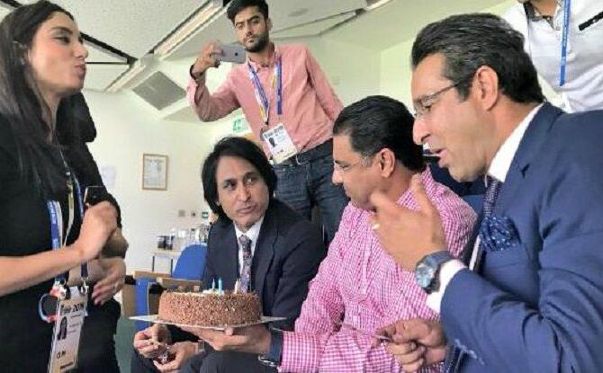 केक काटकर लोगों की नसीहतों में फसें गेंदबाज वकार यूनुस, मांगी माफी