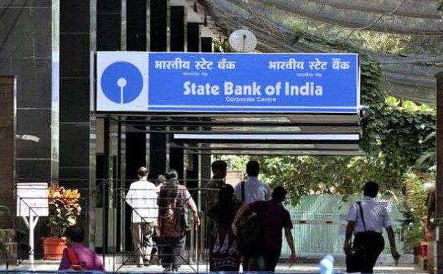 अब एटीएम और चेकबुक के लिए देना होगा एक्सट्रा चार्ज