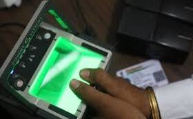 अब Aadhaar से मोबाइल नंबर और बैंक खाता जोड़ना नहीं है जरूरी