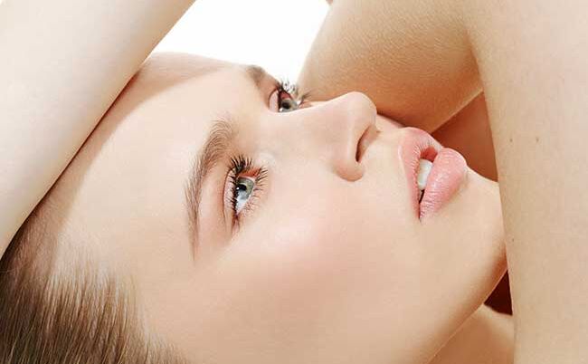 त्वचा को दूध जैसा चमकता दमकता बनाने के लिए करें मिल्क फेशियल