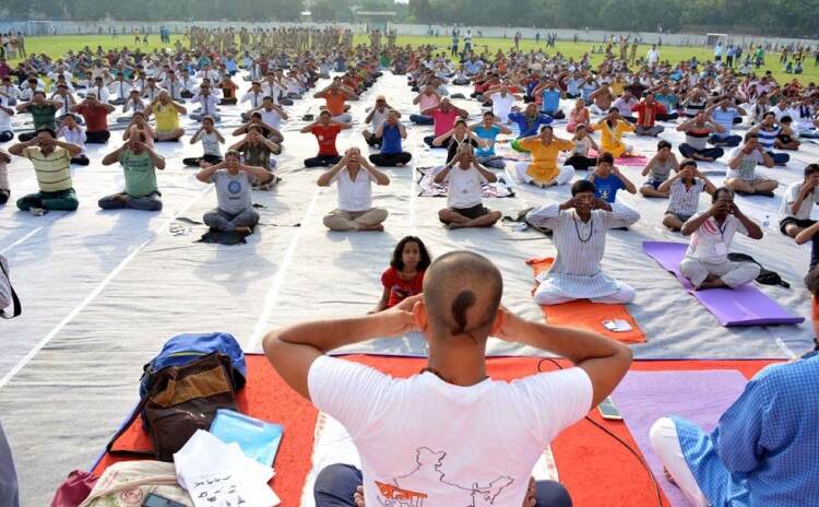 अंतरराष्ट्रीय योग दिवसः वाराणसी में इस तरह से चटख हुए योग के रंग