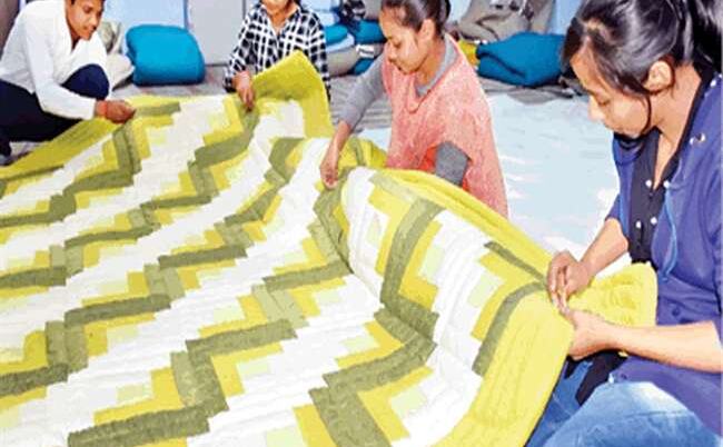 सात समंदर पार छाई हुनर के धागों से सजी फर्रुखाबादी रजाई