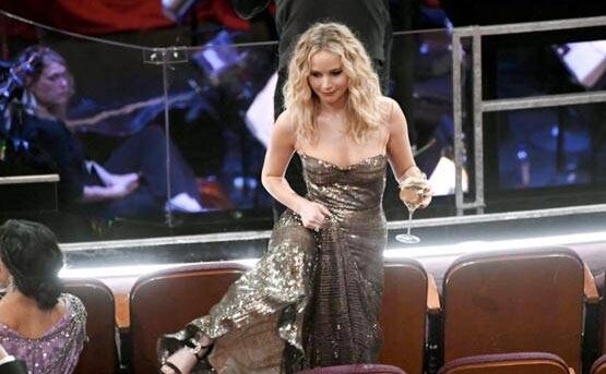 वाइन का ग्लास लिए ऑस्कर अवॉर्ड समारोह में पहुंची ये एक्ट्रेस